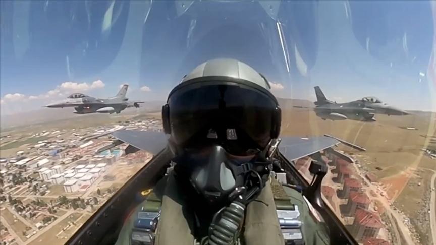 MSB, Erzurum’da uçuş yapan F-16 uçaklarının görüntülerini paylaştı