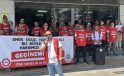 İzmir’de Karşıyaka Belediyesi işçileri maaşlarını alamadıkları gerekçesiyle eylem yaptı
