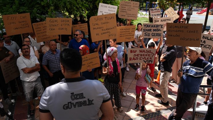 İzmir’de 20 gündür suları kesik olan mahalle sakinlerinden belediyeye tepki