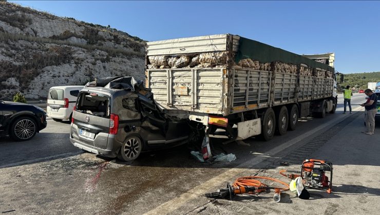 Mersin’de tıra çarpan hafif ticari araçtaki 1’i çocuk 5 kişi öldü