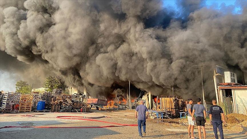 Antalya’da iki depoda çıkan yangın kontrol altına alındı