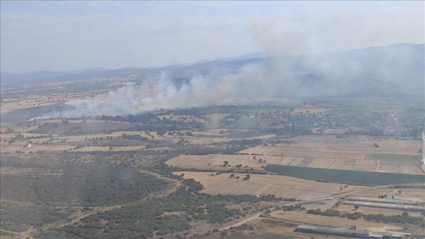 Çanakkale’de orman dışı alanda çıkan yangın söndürülmeye çalışılıyor