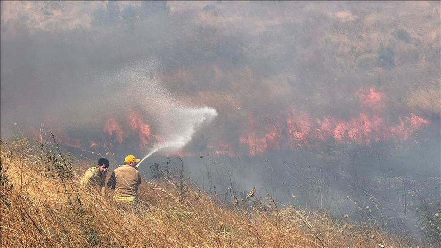 Çanakkale’de orman dışı alanda çıkan yangına müdahale ediliyor