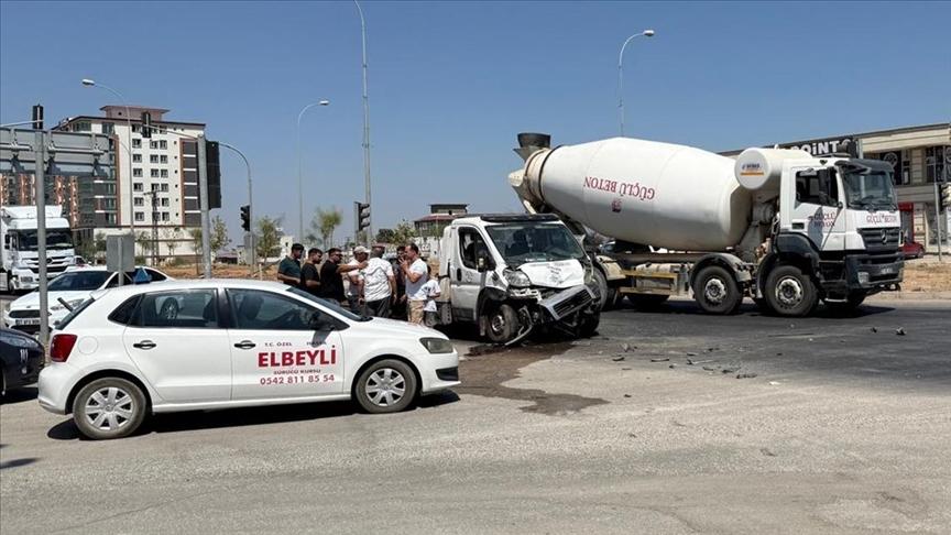 Hatay’da otomobil ile çekicinin çarpıştığı kazada 3 kişi öldü, 3 kişi yaralandı