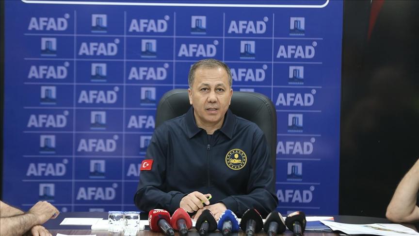 İçişleri Bakanı Yerlikaya: Çanakkale’de orman yangını sebebiyle 2 bin 220 vatandaşımızı güvenli bölgelere tahliye ettik
