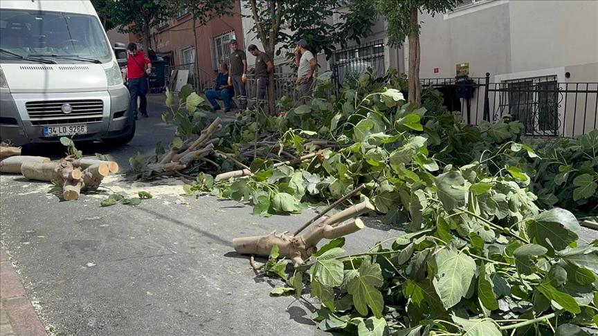 İstanbul’da etkisini sürdüren fırtına hayatı olumsuz etkiliyor