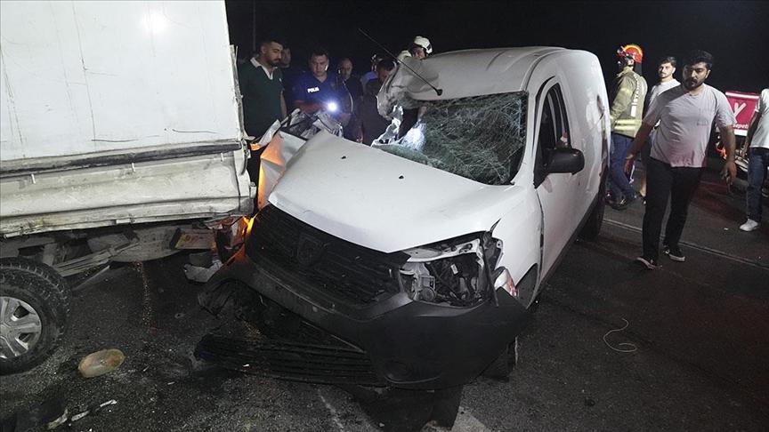 İstanbul’da hafif ticari aracın kamyonete çarptığı kazada 3 kişi yaralandı