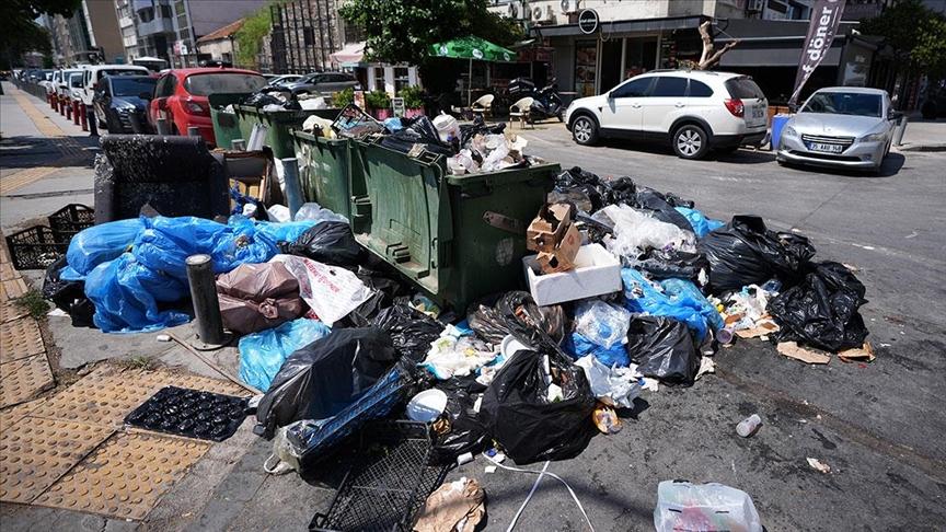 İzmir’de toplanmayan çöpler tepkilere neden oldu