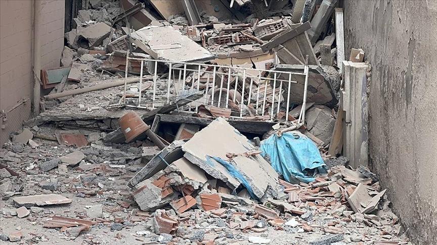 Küçükçekmece’de kentsel dönüşüm için boşaltılan apartman yıkım sırasında çöktü