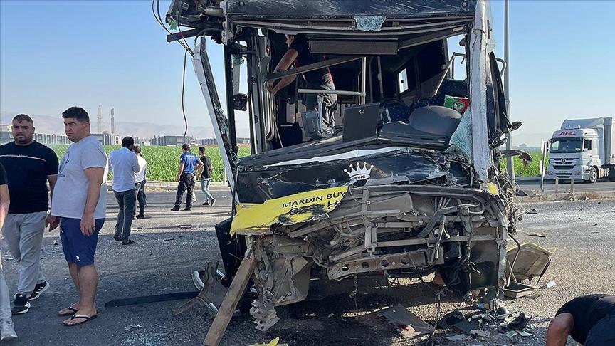 Mardin’de halk otobüsü ile tırın çarpıştığı kazada 1 kişi hayatını kaybetti, 9 kişi yaralandı