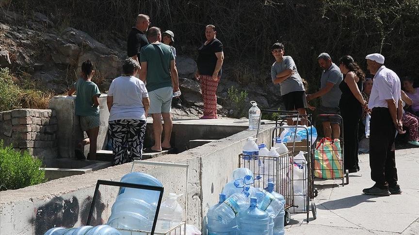 Su kesintisinin yaşandığı İzmir Çiğli’de bazı vatandaşlar çeşmede kuyruk oluşturdu