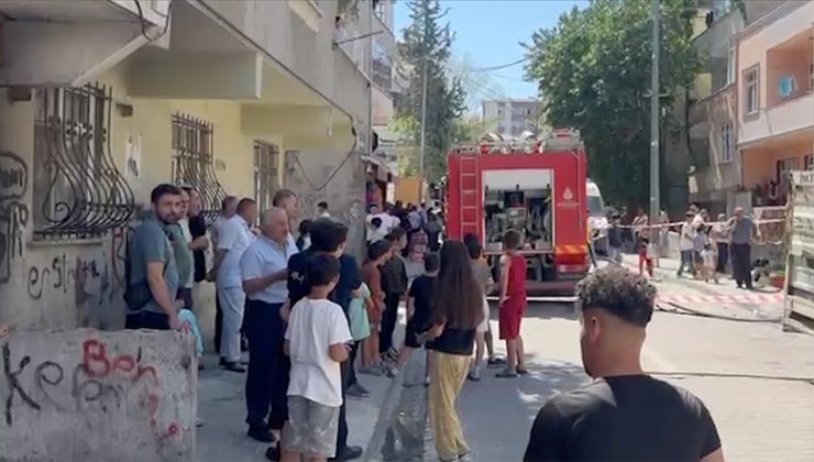 Küçükçekmece’de kağıt atıkların toplandığı depoda yangın çıktı