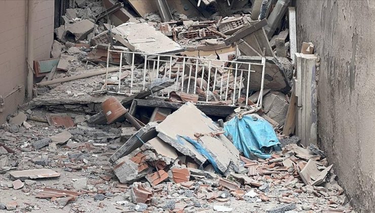 Küçükçekmece’de kentsel dönüşüm için boşaltılan apartman yıkım sırasında çöktü