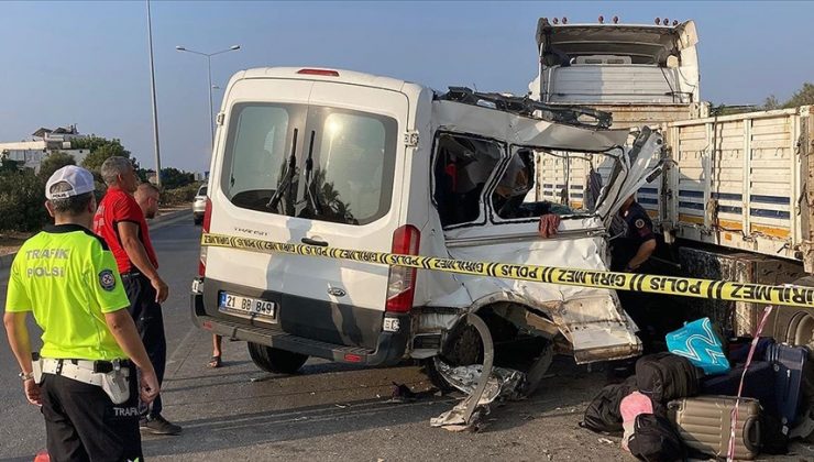 Mersin’de öğrencileri taşıyan minibüs tıra çarptı, 1’i çocuk 2 kişi hayatını kaybetti, 10 kişi yaralandı