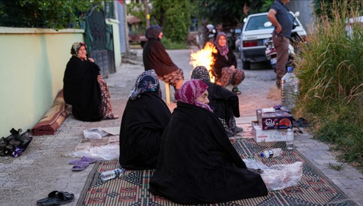 Balıkesir Sındırgı merkezli depremlerin hasara neden olduğu mahallelerin sakinleri geceyi sokakta geçirdi