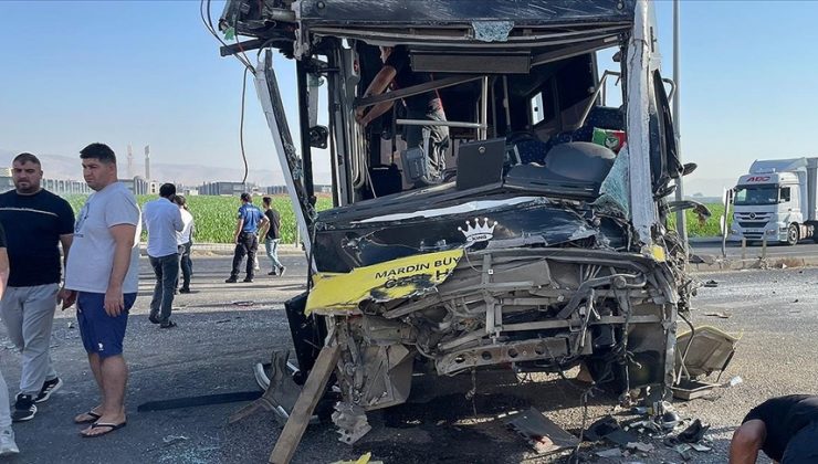 Mardin’de halk otobüsü ile tırın çarpıştığı kazada 1 kişi hayatını kaybetti, 9 kişi yaralandı