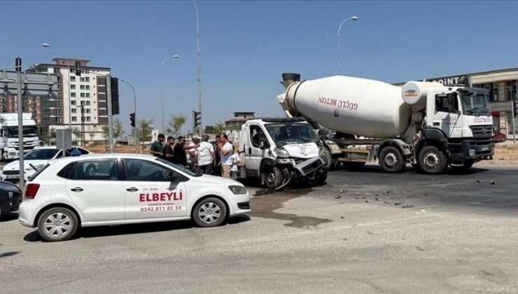 Hatay’da otomobil ile çekicinin çarpıştığı kazada 3 kişi öldü, 3 kişi yaralandı