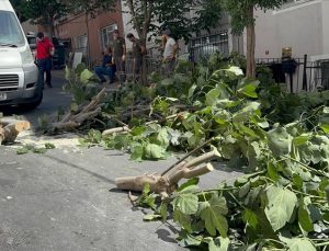 İstanbul’da etkisini sürdüren fırtına hayatı olumsuz etkiliyor