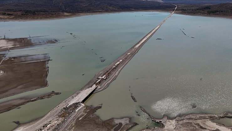 İzmir’de barajda su seviyesi düşünce eski İzmir-Çeşme kara yolu ortaya çıktı