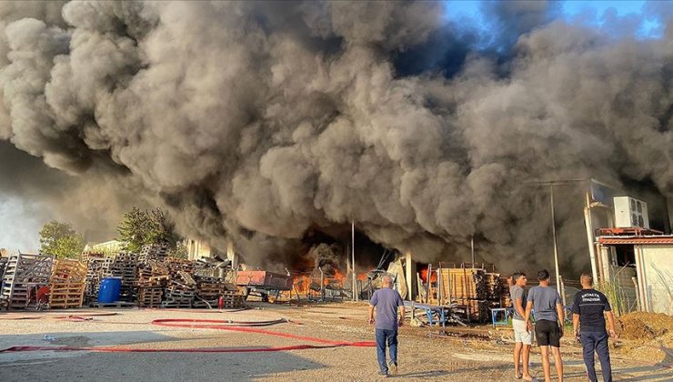 Antalya’da iki depoda çıkan yangın kontrol altına alındı