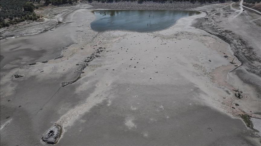 “Olağanüstü kuraklığın” yaşandığı Bursa’da tarım arazilerini besleyen göletin suyu metrelerce çekildi