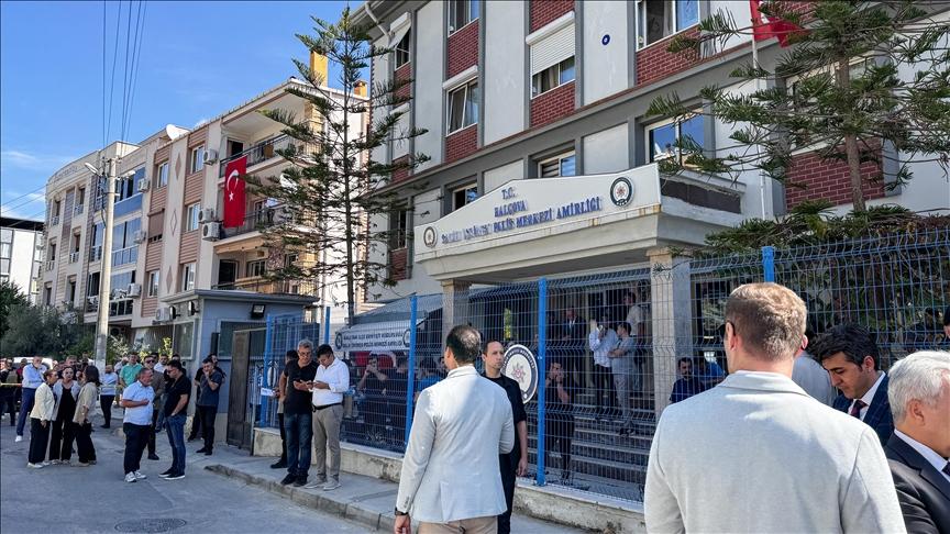 İzmir’de 2 polisin şehit olduğu silahlı saldırı soruşturmasında gözaltı sayısı 27’ye yükseldi