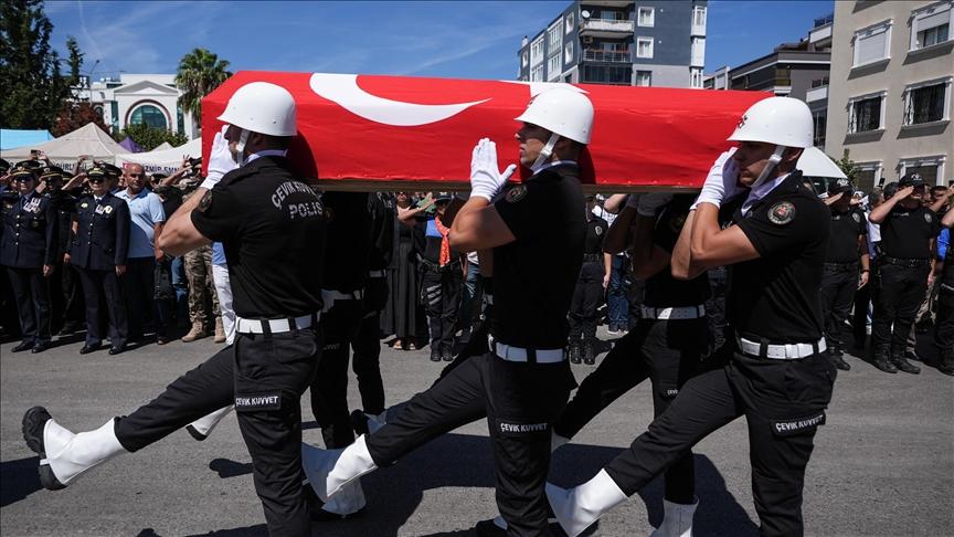 İzmir’de polis merkezine silahlı saldırıda şehit olan polisler son yolculuğuna uğurlandı