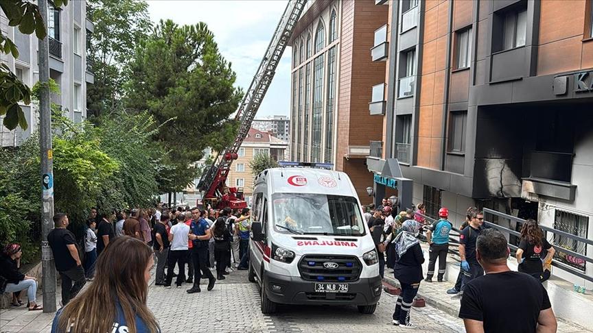 Küçükçekmece’de 5 katlı binada çıkan yangında 1 kişi öldü