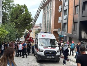 Küçükçekmece’de 5 katlı binada çıkan yangında 1 kişi öldü