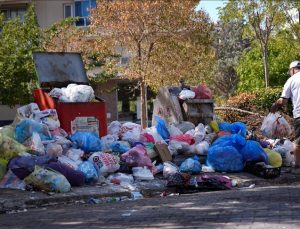 İzmir Karşıyaka’da toplanmayan çöpler tepkiye neden oluyor