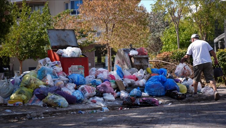 İzmir Karşıyaka’da toplanmayan çöpler tepkiye neden oluyor