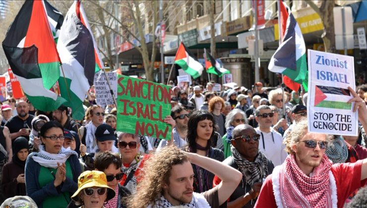 Avustralyalılar, İsrail’in Gazze’ye saldırılarını 100 haftadır protesto ediyor