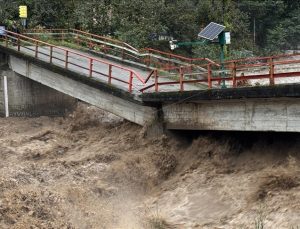 Şiddetli yağış Karadeniz’de sel ve heyelana neden oldu