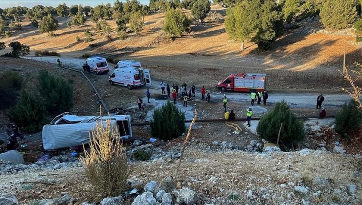 Mersin’de şarampole devrilen işçi servisindeki 4 kişi hayatını kaybetti, 14 kişi yaralandı