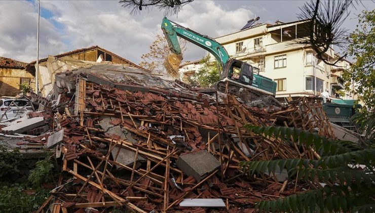 Balıkesir Sındırgı merkezli depremde yıkılan binaların enkazı kaldırılıyor