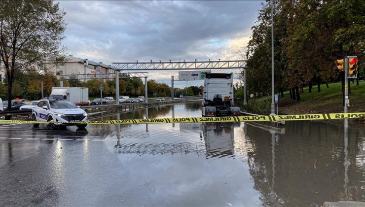 İstanbul’da sağanak hayatı olumsuz etkiledi