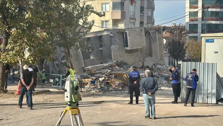 Kocaeli’de çöken binanın enkazında bilirkişi heyetinin incelemeleri sürüyor