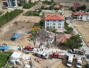 Ankara’nın Çubuk ilçesinde deprem riski nedeniyle boşaltılan 4 katlı bina çöktü