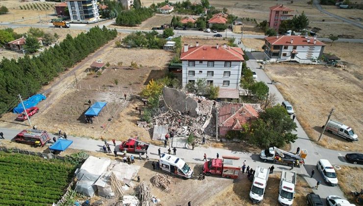 Ankara’nın Çubuk ilçesinde deprem riski nedeniyle boşaltılan 4 katlı bina çöktü