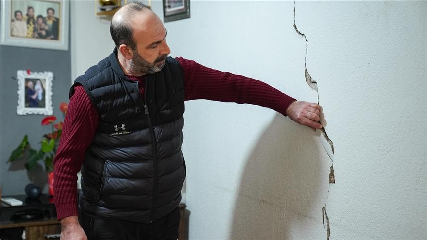 İzmir’de tünel inşaatı nedeniyle evleri zarar gören mahalle sakinleri çözüm bekliyor