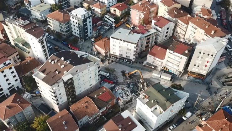 Kocaeli’de çöken apartman ve tahliye edilen binaların bulunduğu bölgede çalışmalar sürüyor