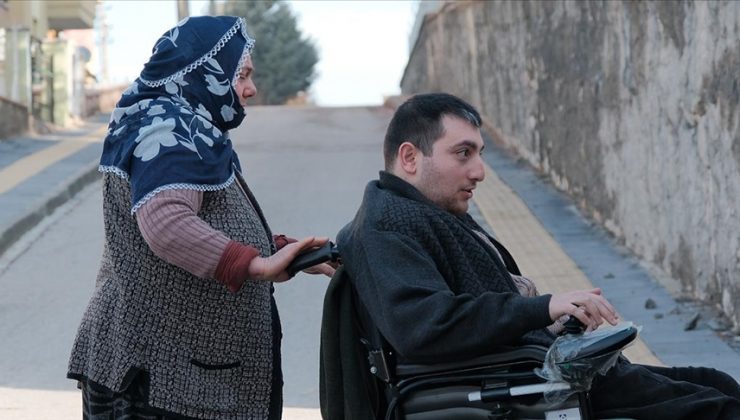 Fedakar anne hayatını adadığı engelli oğlunun eli ayağı oluyor