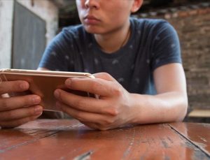 Dijital çağda çocuklar sanat maskesi altında cinsel imgelerle yetişkin dünyasına alet ediliyor