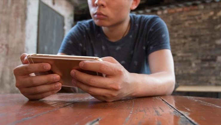 Dijital çağda çocuklar sanat maskesi altında cinsel imgelerle yetişkin dünyasına alet ediliyor