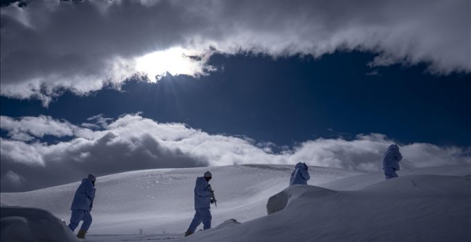 Özel harekat polisleri çetin kış şartlarında operasyon ve arama kurtarma görevlerine hazır