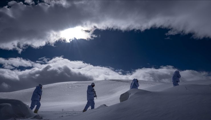 Özel harekat polisleri çetin kış şartlarında operasyon ve arama kurtarma görevlerine hazır