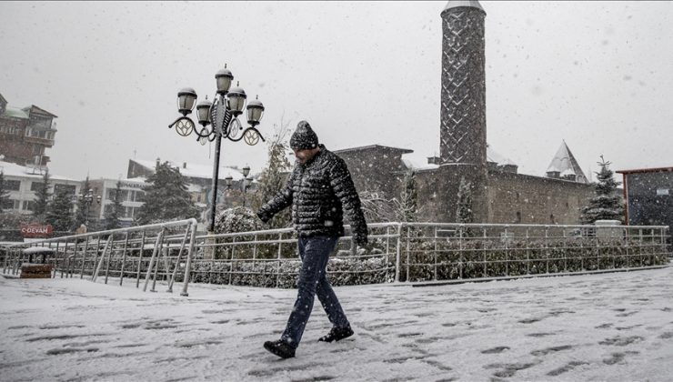 Hafta sonu yurdun batısı yağmurlu, doğusu kar yağışlı geçecek