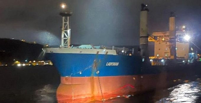 İstanbul Boğazı’nda arızalanıp sürüklenen kuru yük gemisi kurtarıldı