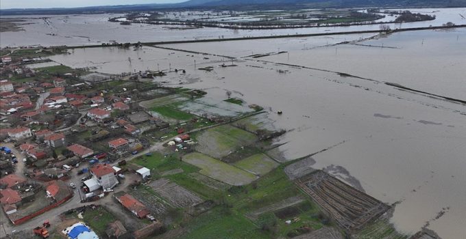 Edirne’de yatağından çıkan Tunca ve Meriç tarım arazilerini sular altında bıraktı