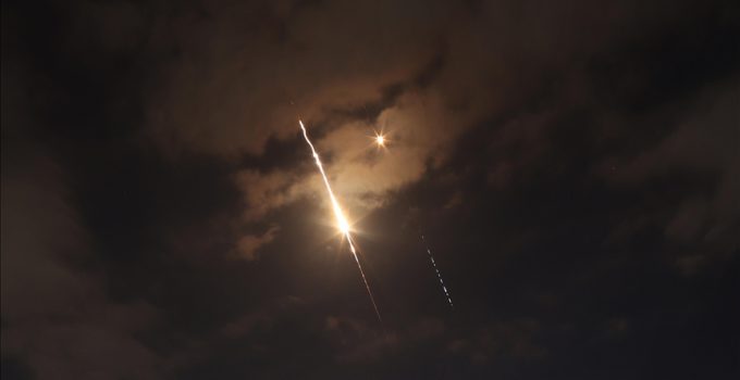 İran, Suudi Arabistan, BAE, Kuveyt ve Bahreyn’deki bazı noktaları füze ve İHA’larla hedef aldı